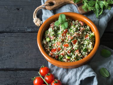 Kuskus, sebze ve otlar bir kahverengi kase oryantal tabbouleh salatası