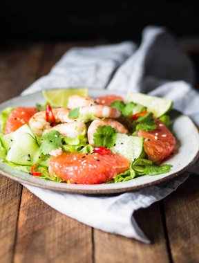 Greyfurt, karides, salatalık ve biber dilimleri gri plaka ile Asya salata