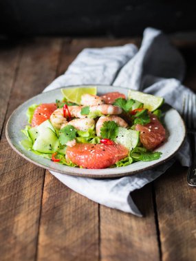 Greyfurt, karides, salatalık ve biber dilimleri gri plaka ile Asya salata