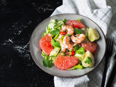 Greyfurt, karides, salatalık ve biber dilimleri gri plaka ile Asya salata