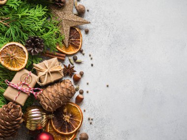 Mazı (bitki) dalları, Noel süsleri, baharat, kuruyemiş, parlak Noel ve yeni yıl arka plan kurutulmuş portakal dilimleri, çam kozalakları.