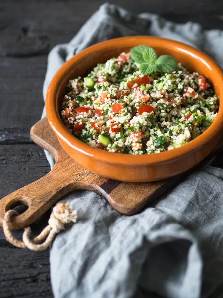 Salată Orientală Tabbouleh Cuscus Legume Ierburi Într Castron Maro — Fotografie, imagine de stoc