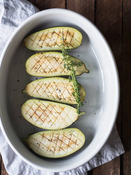 Rodajas Berenjena Fresca Con Sal Especias Hierbas Listas Para Hornear —  Fotos de Stock