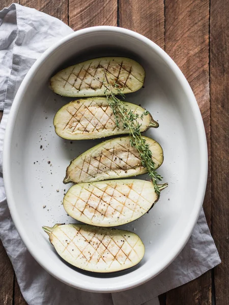 Rodajas Berenjena Fresca Con Sal Especias Hierbas Listas Para Hornear —  Fotos de Stock