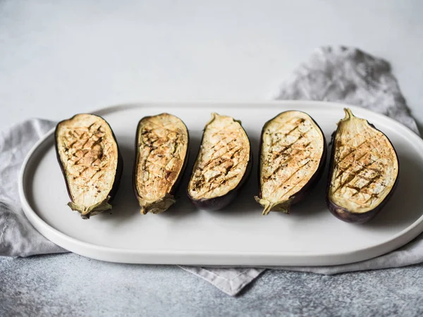 Berenjenas Horno Rebanadas Con Sal Especias Hierbas Plato Ovalado Cerámica — Foto de Stock