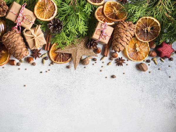 Mazı (bitki) dalları, Noel süsleri, baharat, kuruyemiş, parlak Noel ve yeni yıl arka plan kurutulmuş portakal dilimleri, çam kozalakları. Kopya alanı.