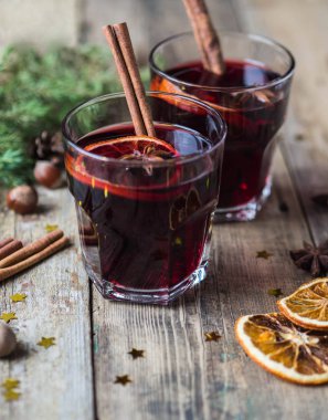 Geleneksel kış alkollü içki - mulled şarap. Meyve ve baharat gözlük ile sıcak şarap