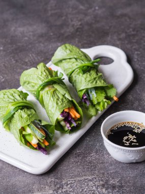 Marul yaprak sebze ve Pirinç Noodle ve soya sosu ile susam rulo. Vejetaryen ve vegan rulo marul, havuç, kırmızı lahana, pirinç noodle, salatalık