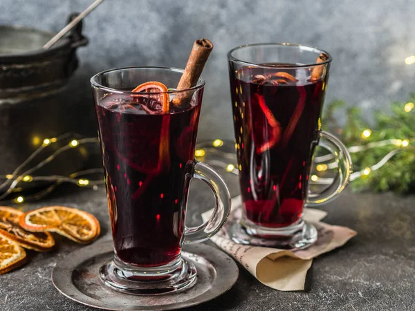 Παραδοσιακές Χειμωνιάτικες Αλκοολούχο Ποτό Ζεστό Κρασί Ζεστό Κρασί Φρούτα Και — Φωτογραφία Αρχείου