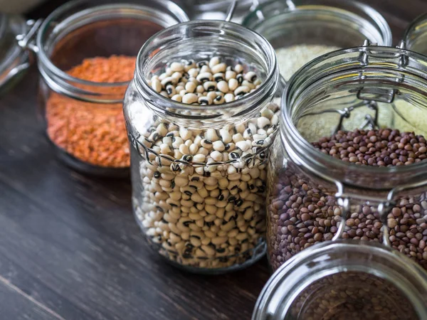 Öppna Glasburkar Med Couscous Pasta Bönor Linser Och Quinoa Kopiera — Stockfoto