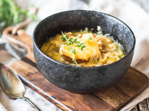 Traditionelle Französische Zwiebelsuppe Mit Toast Käse Und Frischem Thymian Einer — Stockfoto