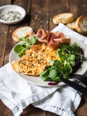 Omlet veya susam, Mısır marul, prosciutto beyaz plaka ve kruton scramble