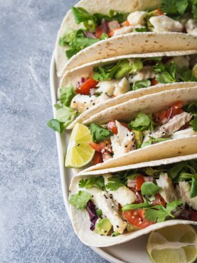 Ekmeği beyaz balık ve sebze ile. Avokado, domates, kırmızı soğan ve cod parça ekmeği susam ve limon suyu ile serpilir. Meksika yemeği.