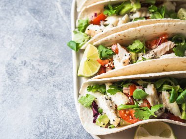 Ekmeği beyaz balık ve sebze ile. Avokado, domates, kırmızı soğan ve cod parça ekmeği susam ve limon suyu ile serpilir. Meksika yemeği.