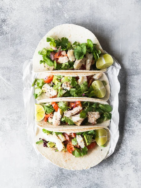 Tortillas Aux Légumes Poissons Blancs Avocats Tomates Oignons Rouges Morceaux — Photo