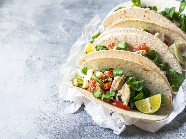 Tortillas Aux Légumes Poissons Blancs Avocats Tomates Oignons Rouges Morceaux — Photo