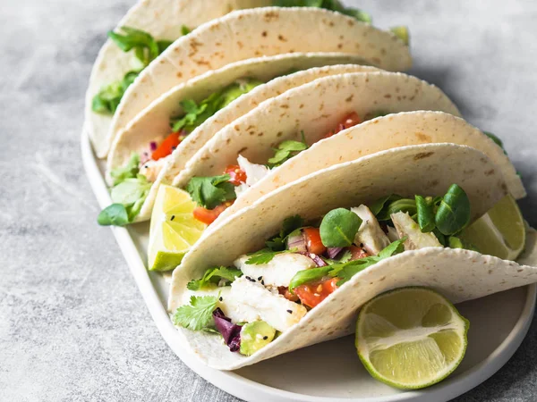 Tortillas Aux Légumes Poissons Blancs Avocats Tomates Oignons Rouges Morceaux — Photo