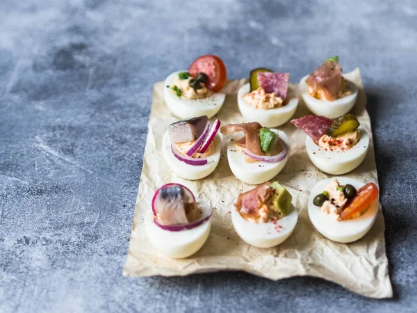 Çeşitli tepesi ile yumurta dolması. Jambon, ringa balığı, salatalık turşusu, sosis, turp, domates, kapari ve susam haşlanmış yumurta yarım üzerinde. Kopya alanı