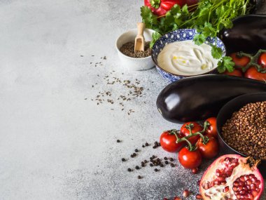 Patlıcan yemek pişirmek için çeşitli malzemeler. Doğu veya Kafkas mutfağı için malzemeler kümesi.
