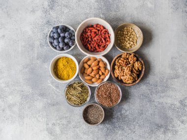 Gri bir arka plan üzerinde sağlıklı temiz superfoods. Sağlıklı beslenme kavramı. Üstten görünüm. Kopya alanı