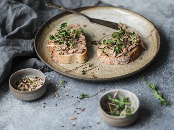 Deux Toasts Canard Aux Rillettes Pruneaux Pâtissent Sur Pain Blanc — Photo