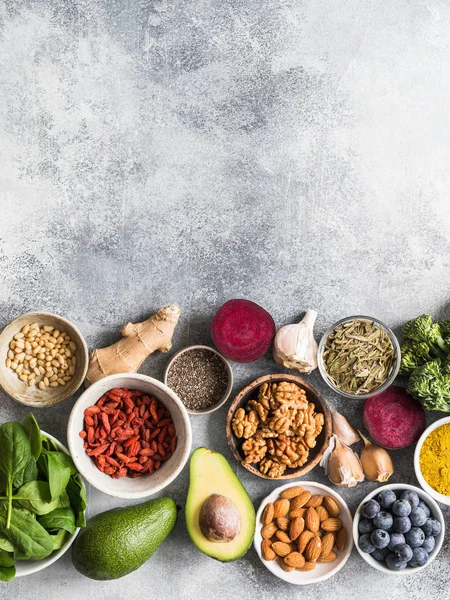 Sağlıklı temiz gıda - sebze, meyve, fındık, superfoods gri bir arka plan üzerinde. Sağlıklı beslenme kavramı.