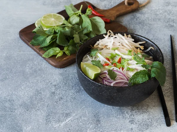 Zuppa Tradizionale Vietnamita Pho Ciotola Nera Con Pollo Tagliatelle Riso — Foto Stock