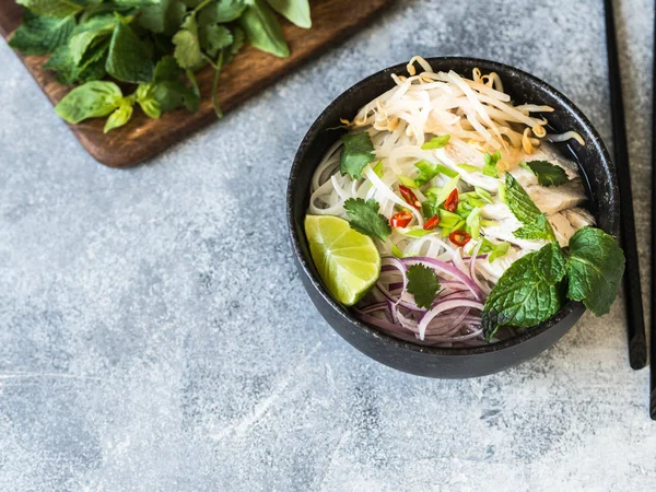 Zuppa Tradizionale Vietnamita Pho Ciotola Nera Con Pollo Tagliatelle Riso — Foto Stock