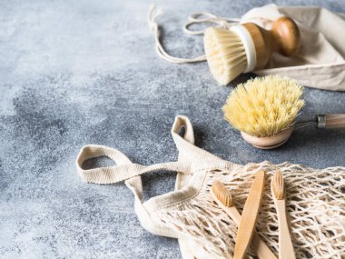 Bulaşık yıkama fırçaları, bambu diş fırçaları, yeniden kullanılabilir çantası. Sürdürülebilir yaşam tarzı sıfır atık kavramı. Atık olmadan temiz. Plastik nesnesi yok. kopya alanı