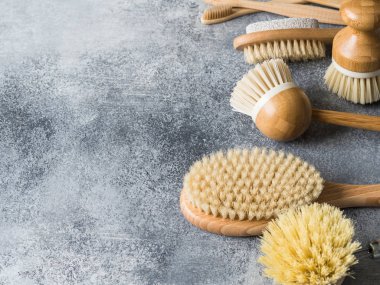 Bulaşık yıkama fırçaları, vücut fırçalar, diş fırçası. Sürdürülebilir yaşam tarzı sıfır atık kavramı. Temizlik gıda atık olmadan. Plastik nesnesi yok. Kopya alanı