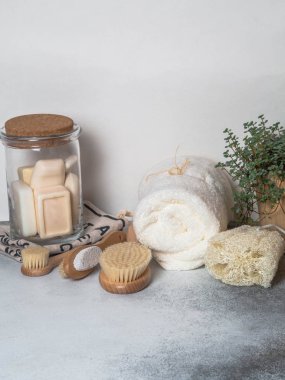 Sıfır atık kavramı. Çevre dostu banyo seti. Fırçalar, kavanoz, havlu, pomza ve bast sabun. Kopya alanı