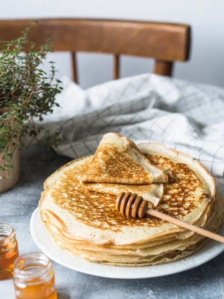 Pila Rusa Panqueques Levadura Caseros Plato Blanco Cuchara Miel Madera —  Fotos de Stock