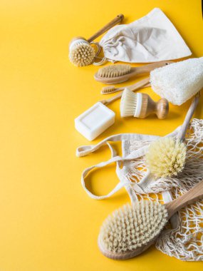 Bulaşık yıkama fırçaları, bambu diş fırçaları, yeniden kullanılabilir çantalar. Sürdürülebilir yaşam tarzı sıfır atık kavramı. Atık olmadan temiz.