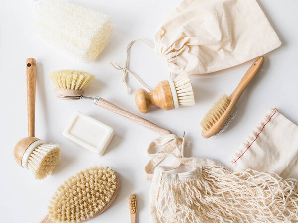 Посудомоечные щетки, бамбуковые зубные щетки, многоразовые сумки. Концепция устойчивого образа жизни без отходов. Чистый без отходов. Никаких пластиковых предметов
.