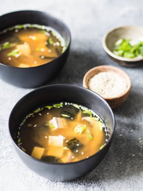 İstiridye mantar gri bir arka plan üzerinde siyah bir kase ile Japon miso çorbası