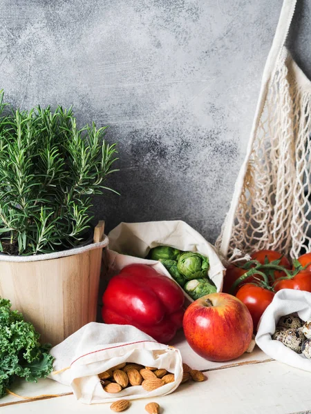 Sağlıklı vejetaryen yemek pişirmek için malzemeler. Çeşitli sebzeler, otlar, nut tablo Tarih temiz. Ürün market plastik olmadan. Kopya alanı — Stok fotoğraf