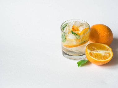 Kokteyl veya limonata nane ve portakal cam ile. Meyveli limonata. Beyaz arka plan. Sağlıklı narenciye yaz içeceği.