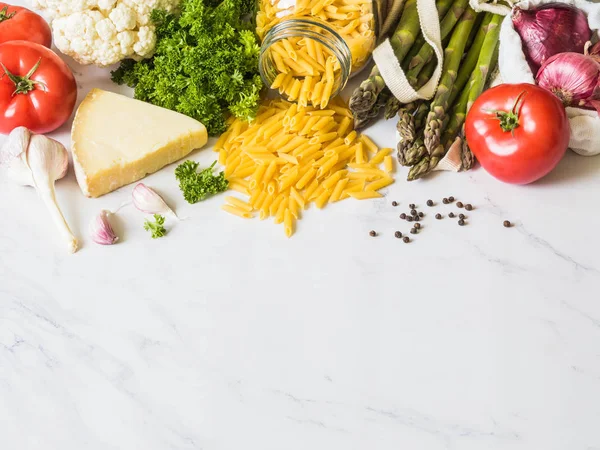Beyaz mermer arka plan üzerinde çevre dostu paket çeşitli İtalyan taze gıda. Pazardan vejetaryen sağlıklı organik yemek. Sıfır atık kavramı — Stok fotoğraf