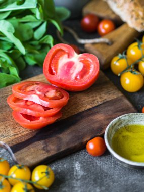 Sandviç yapmak için çeşitli taze malzemeler - sebze, ekmek, zeytinyağı ve koyu arka plan üzerinde lor peyniri