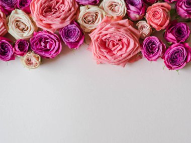 Çerçeve çeşitli taze pembe güller. bir düğün için karışık gül buketi. Kopya alanı. Üstte görüntü