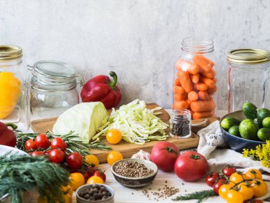 ?ooking salamura sebze. Uzun süreli depolama için cam kavanozlarda çeşitli sebzelertuzlama. Sebzeleri cam kavanozlarda saklar. Çeşitli masada fermente yeşil sebzeler