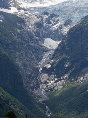 Norveç'in en büyük buzulunun görünümü - Briksdalsbreen. Büyük buzulun kollarından biri