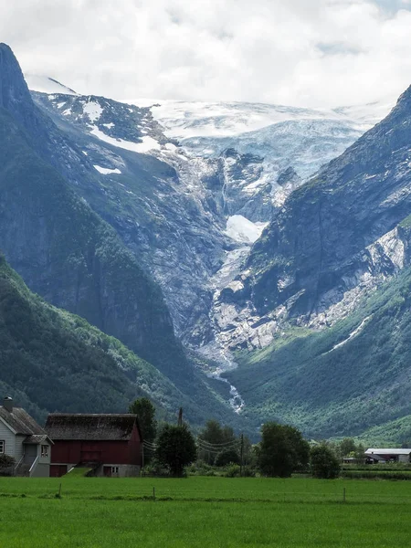 Vista del glaciar más grande de Noruega - Briksdalsbreen. Uno de los brazos del gran glaciar — Foto de Stock