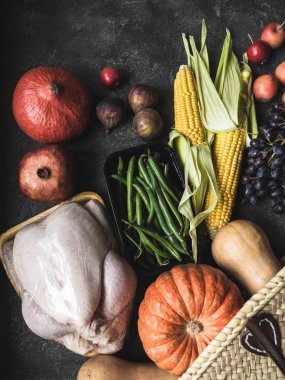 Çiğ kümes hayvanları, sebze ve meyve ile Şükran alışveriş. Şükran Günü sofrası için alışveriş. Düz lay Taze Çiftlik Çantası