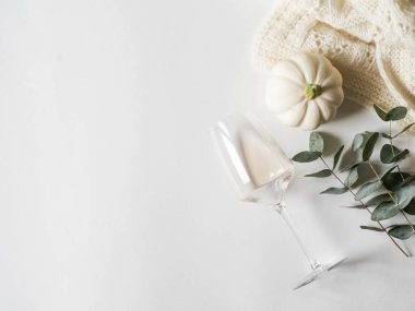 Sonbahar beyaz kompozisyon düz yatıyordu - kabak, okaliptüs, ekose, cam beyaz şarap. kopyalama alanı