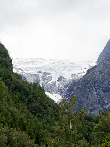 Vista del glaciar más grande de Noruega - Briksdalsbreen. Uno de los brazos del gran glaciar Vista del glaciar más grande de Noruega Briksdalsbreen. Uno de los brazos del gran glaciar — Foto de Stock