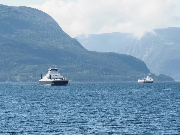 Dois ferries que transportam carros navegam pelo fiorde na Noruega . — Fotografia de Stock