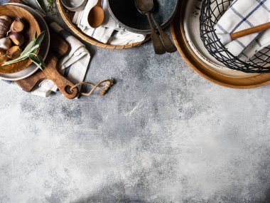 Çeşitli mutfak gereçleri, çeşitli mutfak aletleri ve mutfak aletleri - kâseler, tabaklar, kaşık, peçeteler, tahta kesme tahtası, tepsi, sepet. Masa ayarları için tablo takımı