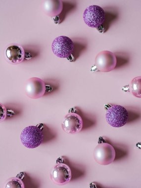 Noel kompozisyonu. Pembe arka plan ve pembe farklı Noel balosu. Boşluğu kopyala