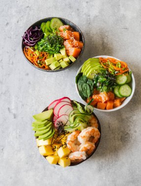 Havai somonu ve deniz yosunu, avokado, mango, çiğ sebze ve susam tohumlu karides kabı düzleştirildi. Üst görünüm, alanı kopyala